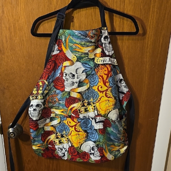 Skull and Roses Apron with Crown Design Revisable to black - Picture 1 of 2